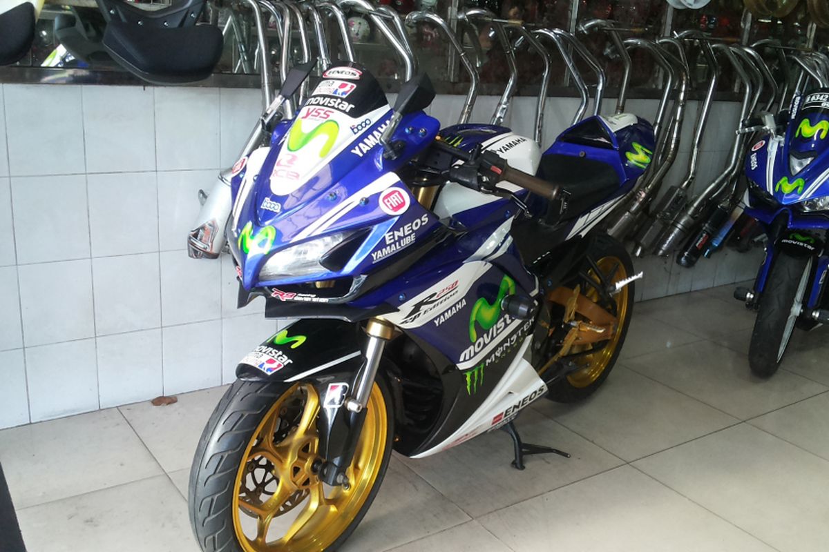 Contoh Yamaha Vixion yang sudah dipasangi fairing di salah satu toko di sentra aksesori di Otista, Kampung Melayu, Jakarta Timur, Senin (5/3/2018).