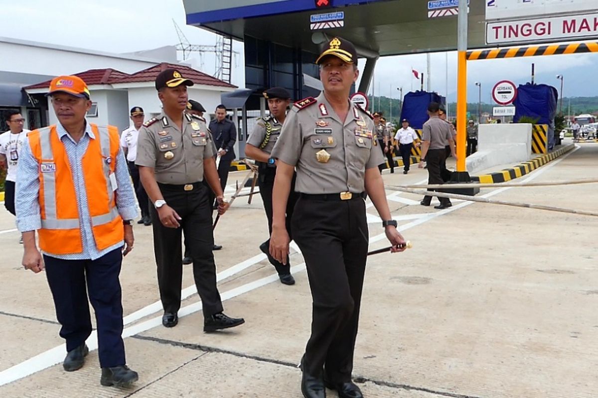  Kapolda Jawa Tengah, Irjen Pol Condro Kirono meninjau kesiapan jalan tol ruas Bawen- Salatiga   jelang arus Mudik Learan 2017, di gerbang tol Tingkir, Selasa (13/6/2017) siang.