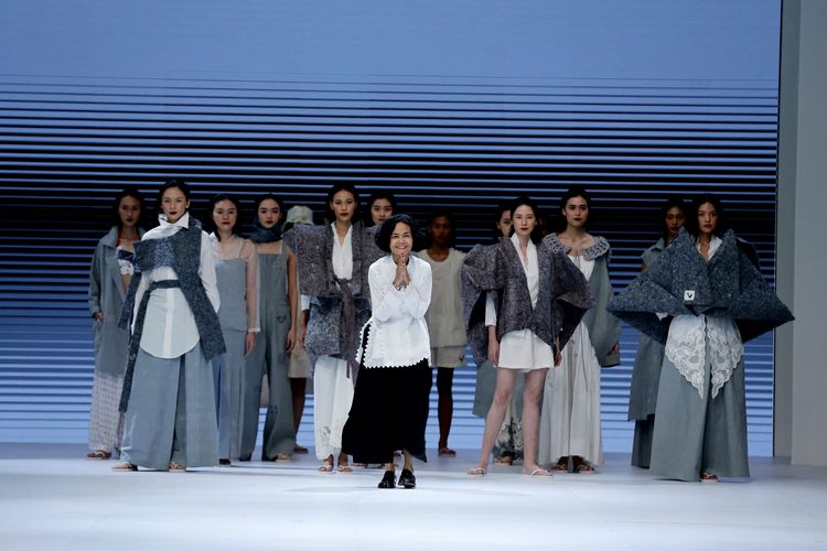 Koleksi Baur dari Sejauh Mata Memandang yang ditampilkan di Jakarta Fashion Week 2022.