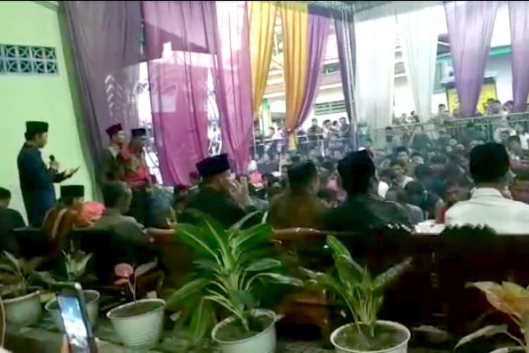 Tangkapan layar dari video yang menayangkan orasi dengan narasi perang badar setelah pemulangan ratusan simpatisan MSA, anak kiai Jombang yang menjadi tersangka pencabulan.