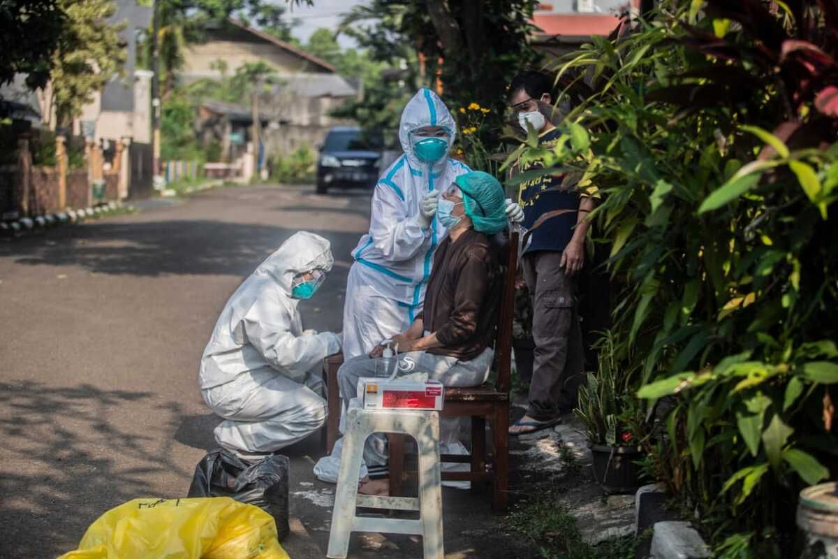 Petugas kesehatan sedang melakukan tes usap atau swab PCR kepada salah satu warga perumahan Griya Melati, Kota Bogor, Jawa Barat. Jumlah kasus Covid-19 di perumahan Griya Melati terus bertambah. Tercatat hingga Kamis (27/5/2021), jumlah warga yang terkonfirmasi positif Covid-19 mencapai 85 orang.