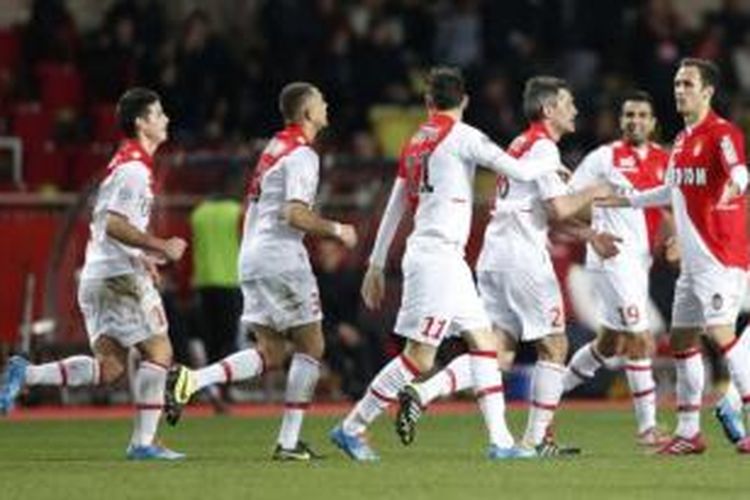 Para pemain AS Monaco merayakan gol ke gawang Stade de Reims pada laga Ligue 1 di Stade Louis II, Monaco, Jumat (21/2/2014).