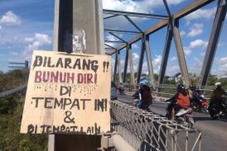 Sebuah papan berukuran sedang yang bertuliskan “dilarang bunuh diri di tempat ini”, dipasang di jembatan Liliba, Kecamatan Oebobo, Kota Kupang, Nusa Tenggara Timur (NTT)