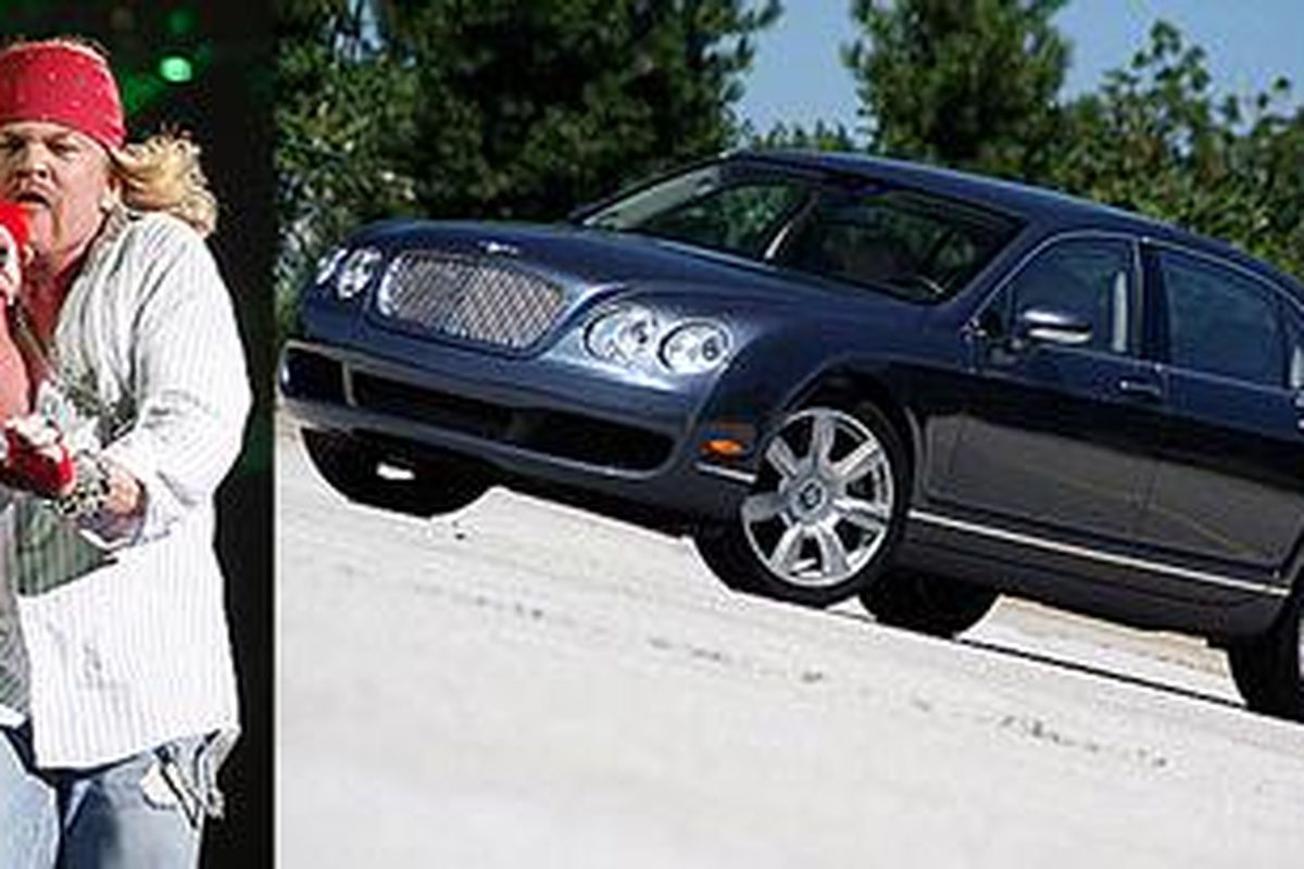 Axl Rose 2010, dengan tubuh gemuk, dan Bentley Continental Flying Spur 2006 yang dirusaknya
