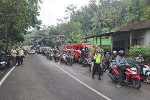 Truk Tangki Solar Terguling di Purworejo, Jalan Raya Kalijambe Lumpuh Total Berjam-jam