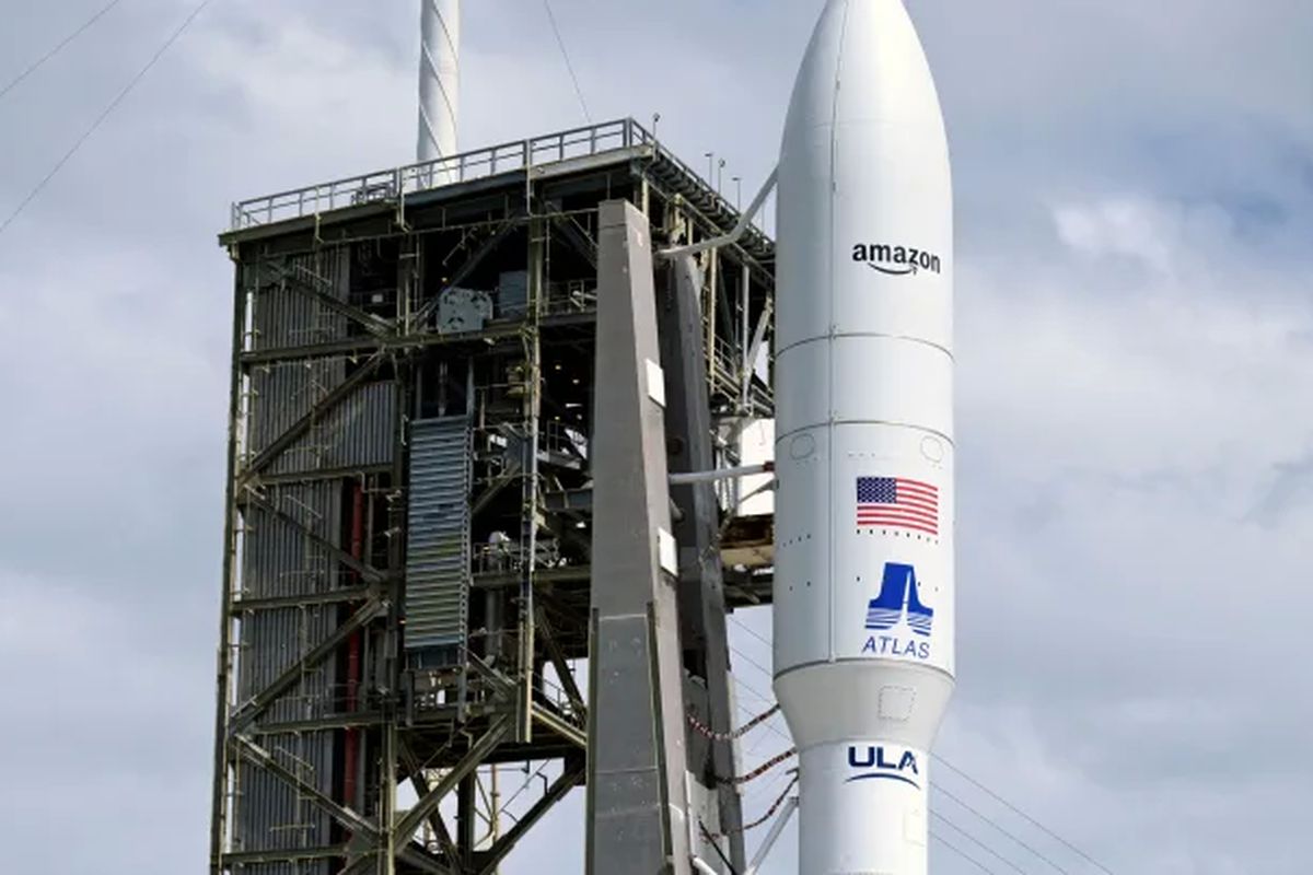 Ilustrasi peluncuran 27 satelit Project Kuiper menggunakan roket Atlas V di Cape Canaveral, Florida, AS.
