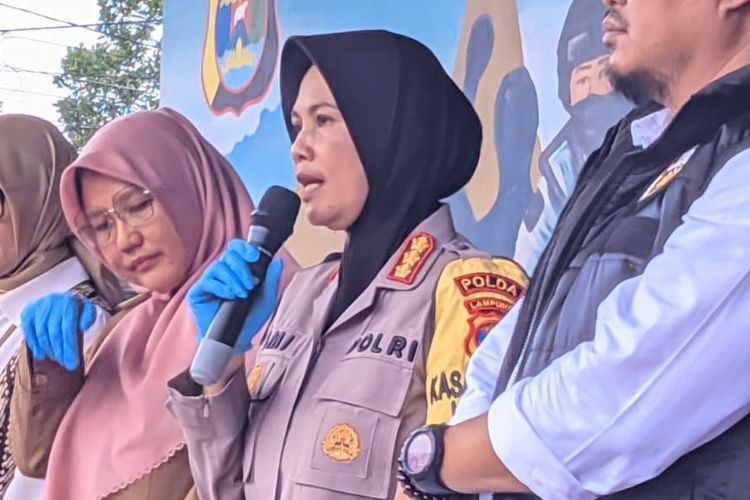 Kabid Humas Polda Lampung Kombes Umi Fadilah (jilbab hitam) saat konferensi pers beberapa waktu lalu. (KOMPAS.com/TRI PURNA JAYA)