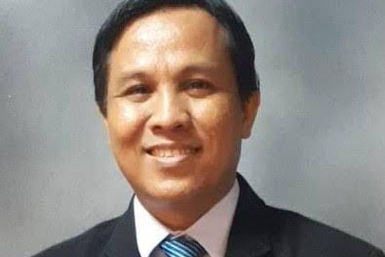 Pengamat politik sekaligus dosen Fakultas Hukum UNS Surakarta, Agus Riewanto. Agus memberikan pandangannya soal pernyataan FX Hadi Rudyatmo yang mendukung Ganjar Pranowo maju sebagai capres 2024.