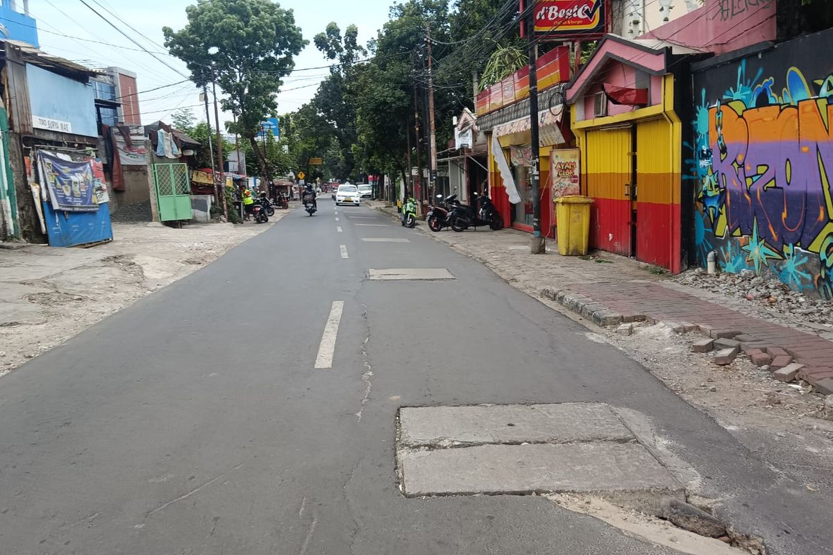 Badan jalan yang berlubang di Jalan Pejaten Raya, Jakarta Selatan, Kamis (11/5/2023).