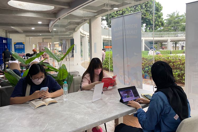 Pengunjung bisa mengerjakan tugas atau belajar di Taman Literasi Martha Christtina Tiahahu di Kebayoran Baru, Jakarta Selatan.