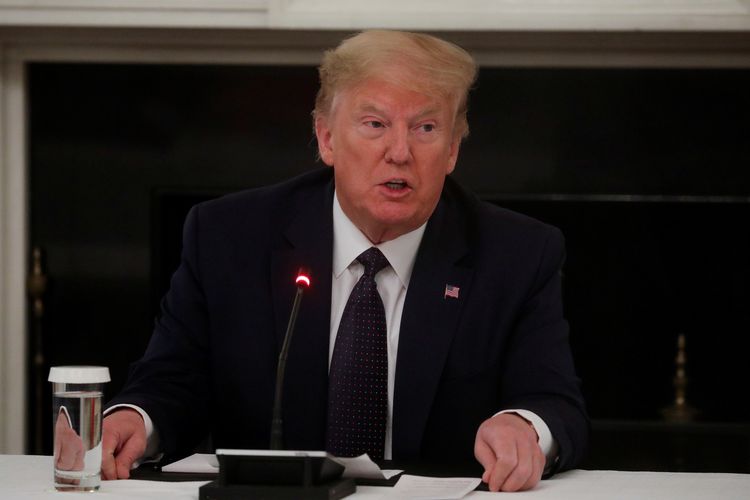 Presiden Amerika Serikat (AS) Donald Trump berbicara dalam acara makan malam dengan pemilik restoran dan pelaku industri di Gedung Putih, Washington DC, pada 18 Mei 2020.