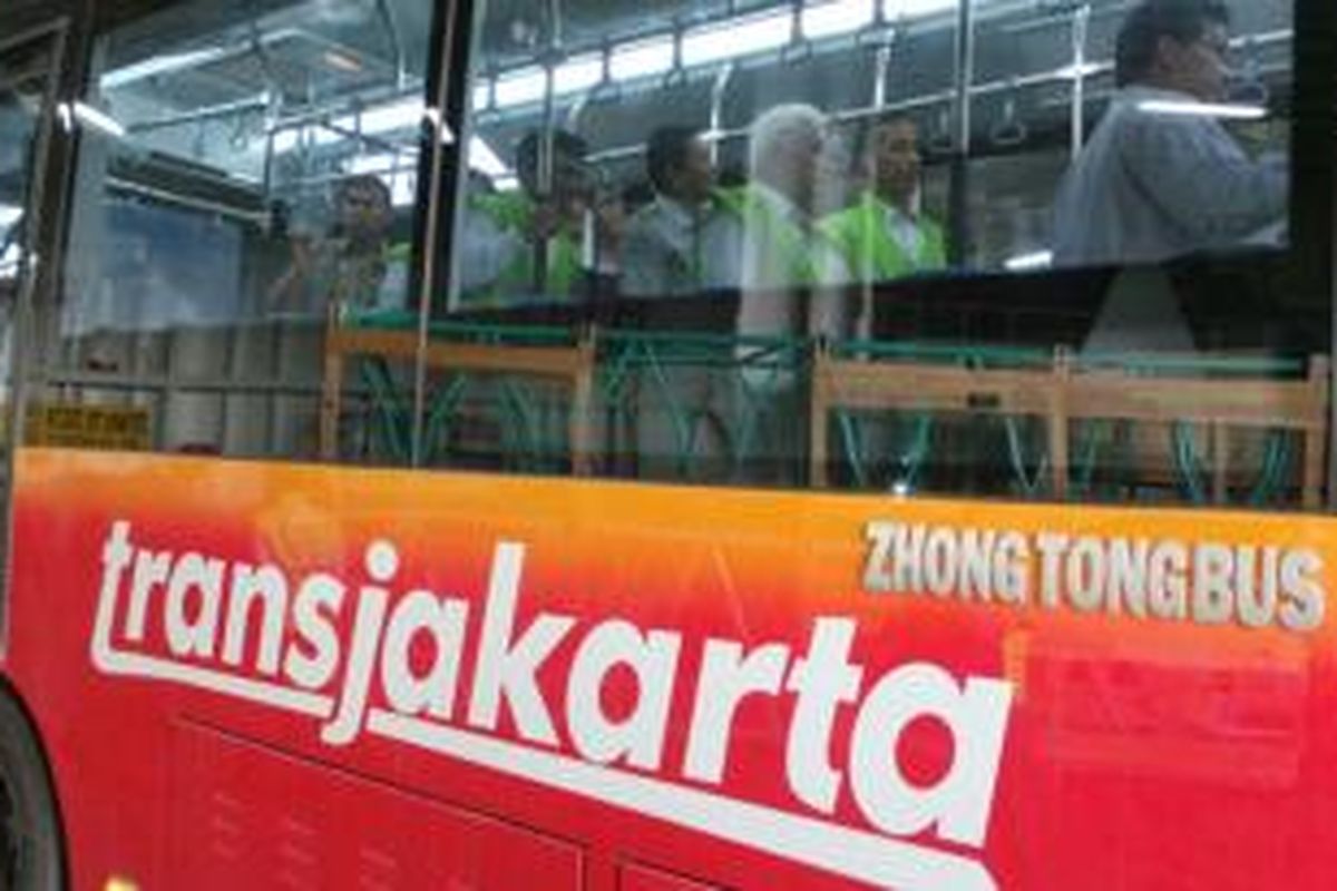 Menteri Koordinator Bidang Perekonomian RI Hatta Rajasa dan Gubernur DKI Jakarta Joko Widodo meninjau kedatangan bus sedang dan bus transjakarta baru di Pelabuhan Indonesia Kendaraan Terminal, Tanjung Priok, Jakarta Utara, pada Senin (23/12/2013) sore. 