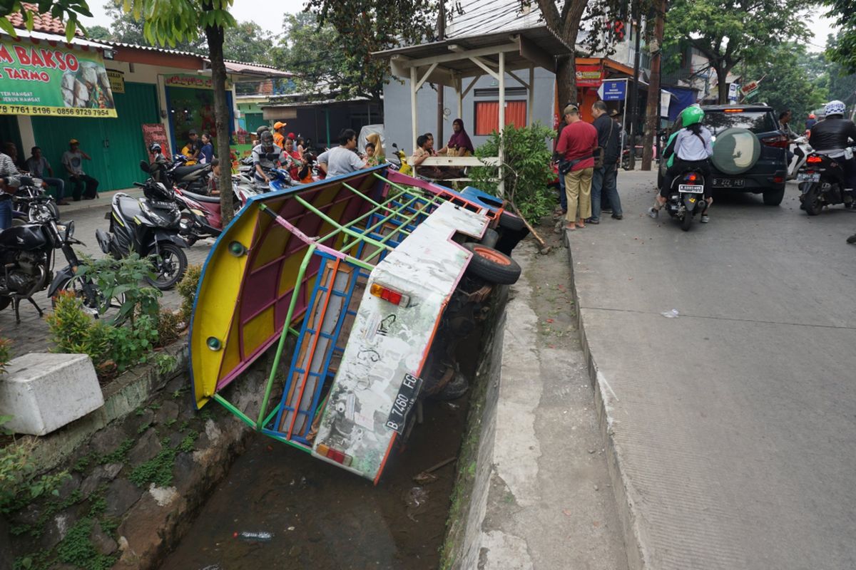 Odong-odong tercebur ke parit di Jalan Sadar Raya, Jagakarsa, Rabu (21/11/2018).