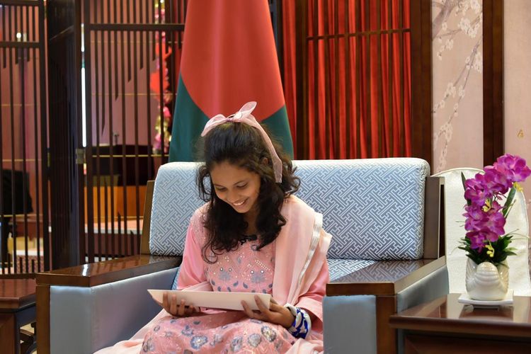 Alifa Chin membaca surat balasan dari Presiden China Xi Jinping di Dhaka, Bangladesh, Senin (29/5/2023).  