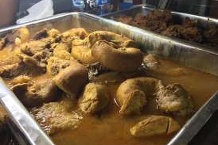 Gulai tambunsu adalah salah satu hidangan khas wilayah Kapau, Sumatera Barat. Ini merupakan hidangan berbahan dasar usus sapi yang dimasukkan adonan telur dan tahu.