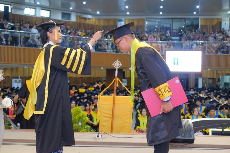 Marthen Sattu Sambom saat prosesi wisuda di Universitas Kristen Satya Wacana (UKSW).