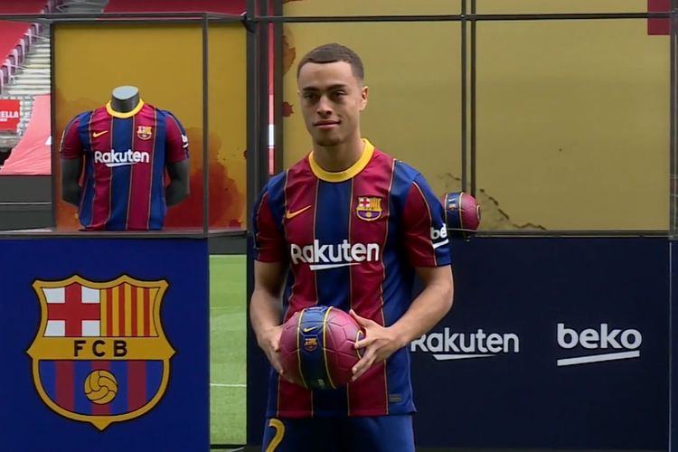 Sergino Dest saat diperkenalkan Barcelona di Stadion Camp Nou, Jumat (2/10/2020)