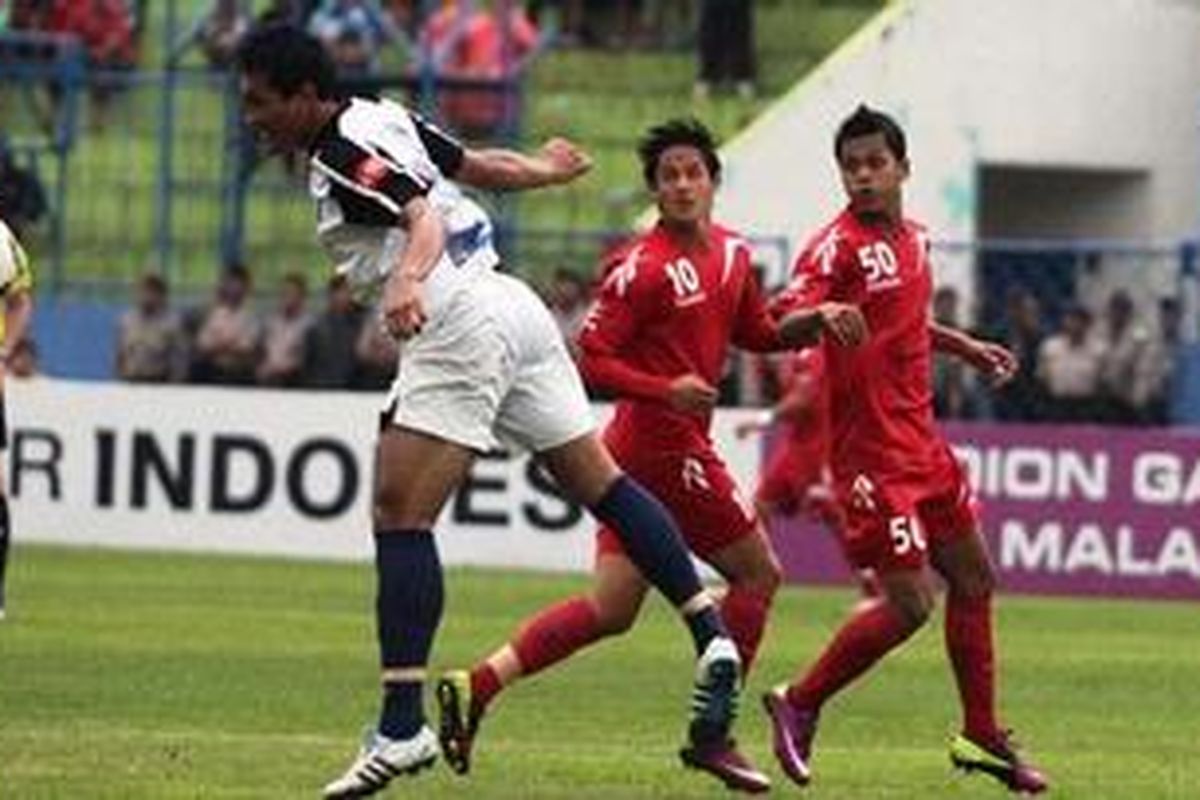 Irfan Bachdim saat berebut bola dengan salah satu pemain Semarang United, dalam laga lanjutan Liga Primer Indonesia (LPI)di Stadion Gajayana, Kota Malang, Jawa Timur, Minggu (8/5/2011) sore. 