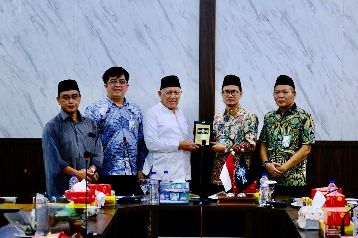 Perwakilan BPJS Ketenagakerjaan dan PWNU Jawa Timur dalam forum silaturahim terkait perluasan perlindungan pekerja informal berbasis komunitas.