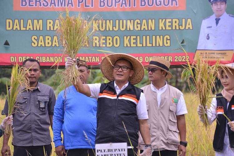 Plt Bupati Bogor Iwan Setiawan saat berkunjung ke lokasi petani lokal di Kabupaten Bogor, Jawa Barat.