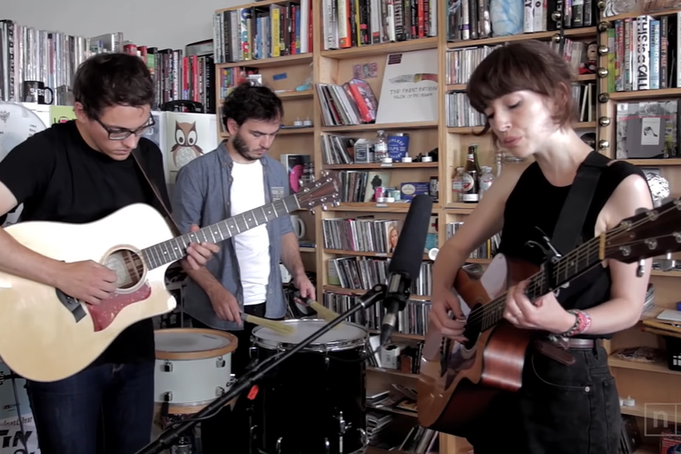 Grup musik Daughter membawakan tiga lagu di NPR Music Tiny Desk Concert