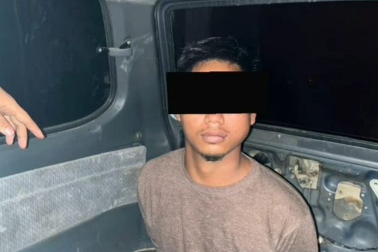 Pelaku pembunuh seorang wanita saat diamankan anggota Polsek Tapung, Kabupaten Kampar, Riau, Sabtu (27/4/2024).
