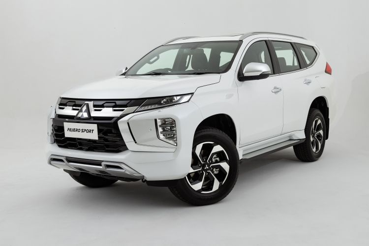 Mitsubishi New Pajero Sport menggabungkan teknologi canggih, kinerja yang tangguh, dan kenyamanan yang maksimal. 