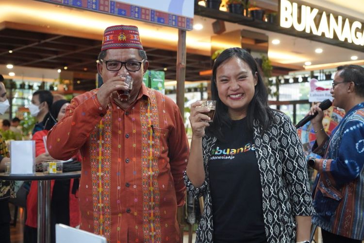 Direktur Utama BPOLBF Shana Fatina (kanan) bersama Bupati Manggarai Timur Andreas Agas saat mencicipi kopi Flores di Pameran Ekraf Exotic NTT Pasar Floratama di Gedung Sarinah, Jakarta Pusat, Sabtu (05/11/2022).
