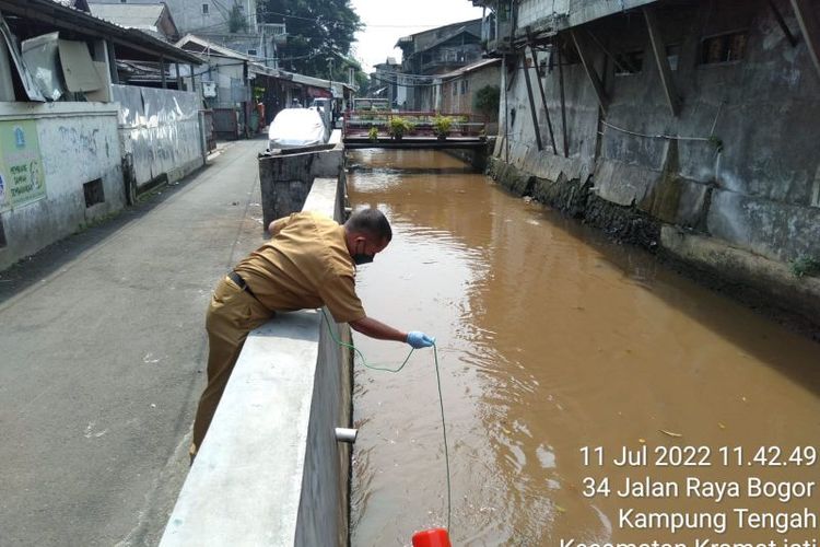 Petugas mengambil sampel air Kali Baru di Jakarta Timur, untuk diperiksa di laboratorium, setelah adanya temuan ikan sapu-sapu mati bersamaan, Senin (11/7/2022). 