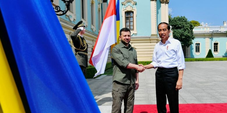 Indonesia's President Joko Widodo (right) is welcomed by his Ukrainian counterpart President Volodymyr Zelenskyy at the Maryinsky Palace in Kyiv on Wednesday, June 29, 2020. 