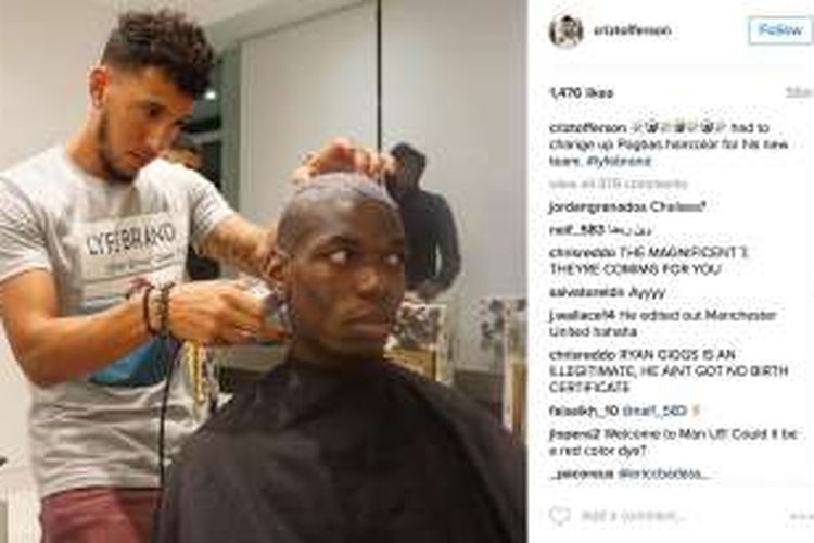Gelandang Juventus, Paul Pogba, sedang mencukur rambut saat berlibur di Miami, Amerika Serikat.