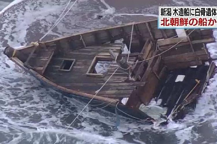 Sebuah kapal Korea Utara yang rusak ditemukan di lepas pantai Pulau Sado di Jepang pada Desember 2019.