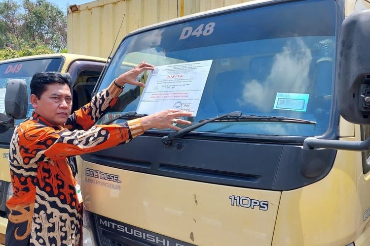 Petugas Kantor Wilayah DJP Jateng II menyita aset berupa truk milik salah satu perusahaan di Sragen, Jateng yang menunggak pajak Rp 9,5 miliar, Selasa (12/4/2022).