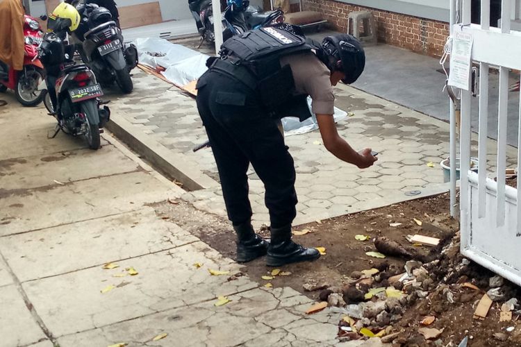 Tim Gegana Brimob Polda Jabar tengah memfoto temuan benda diduga mortir di salah satu rumah warga di Jalan Bangbayang, Kelurahan Dago , Kecamatan Coblong, Kkta Bandung, Jawa Barat.