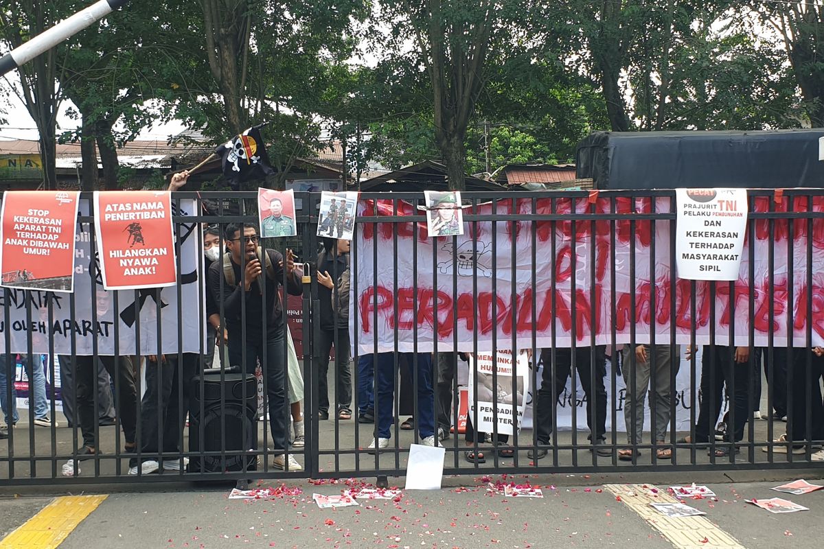 Puluhan mahasiswa dan aktivis NGO menggelar unjuk rasa di depan pintu gerbang Pengadilan Militer I-02, Jalan Ngumbang Surbakti, Kota Medan pada Rabu (6/8/2025). 