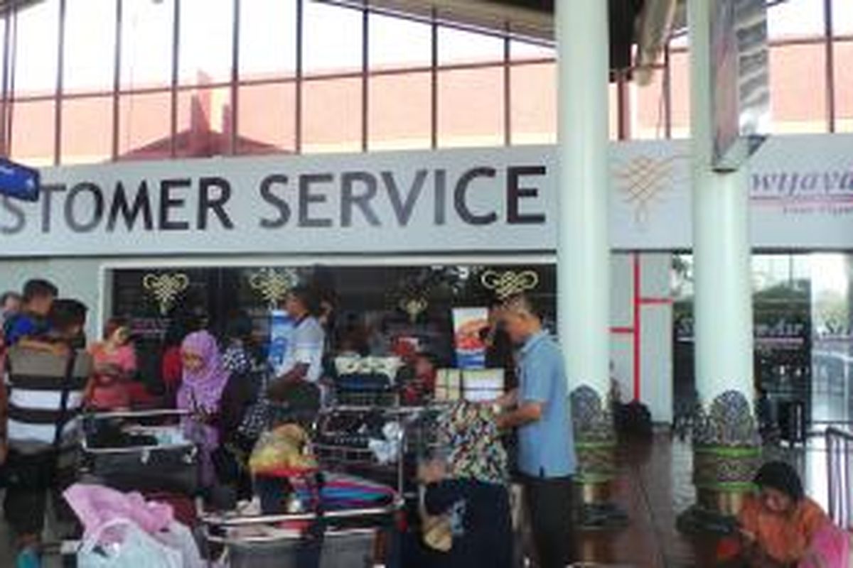 Para calon penumpang Sriwijaya Air tujuan Malang, Jawa Timur, menunggu informasi keberangkatan pesawat di Bandara Soekarno-Hatta, Tangerang, Jumat (17/7/2015) sore. Sejumlah penerbangan tujuan Jawa Timur dibatalkan akibat adanya abu vulkanik letusan Gunung Raung di Jawa Timur.