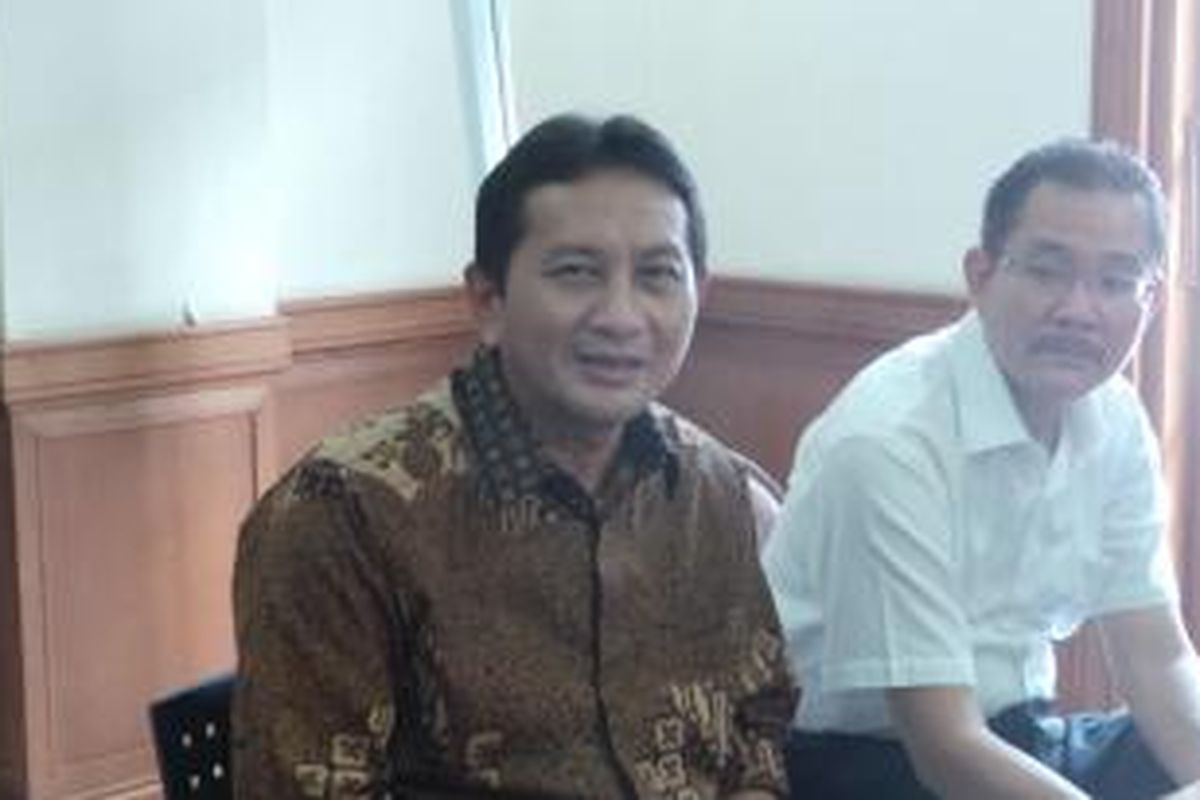 Mantan kepala dinas Perhubungan DKI Jakarta Udar Pristono saat memberikan keterangan pers terkait bus berkarat, di ruang TGUPP, Jakarta, Selasa (13/5/2014).
