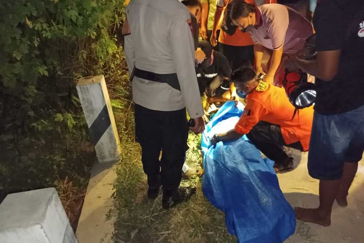 Proses identifikasi seorang perempuan ditemukan tewas terseret arus aliran sungai di Dukuh Terso, Desa Kadangsapi, Kecamatan Jenar, Kabupaten Sragen.