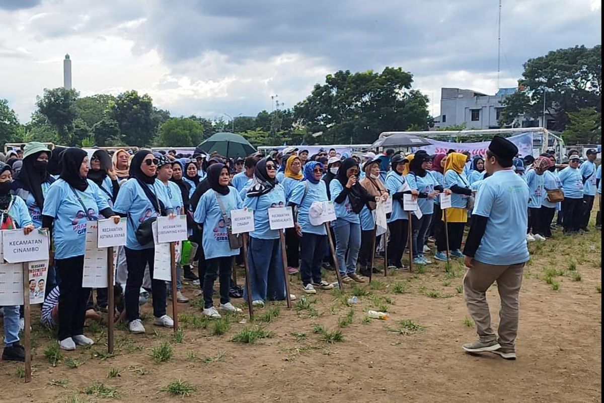 Seribuan relawan Prabowo-Gibran door to door di Kota Bandung untuk memenangkan pasangan capres cawapres tersebut. 