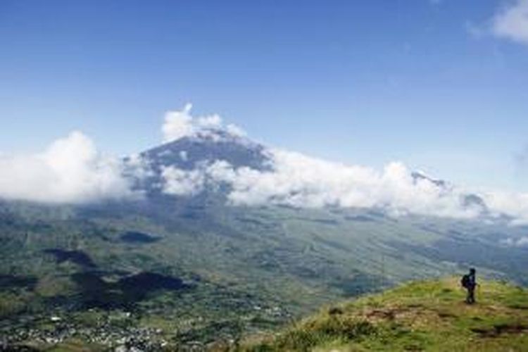 Panorama Gunung Rinjani dilihat dari Puncak Satu Bukit Pergasingan, Lombok Timur, Nusa Tenggara Barat, Kamis (19/3/2015). Bukit Pergasingan merupakan alternatif pendakian ketika Gunung Rinjani sedang ditutup dan dapat digunakan sebagai arena pemanasan sebelum mendaki Rinjani.