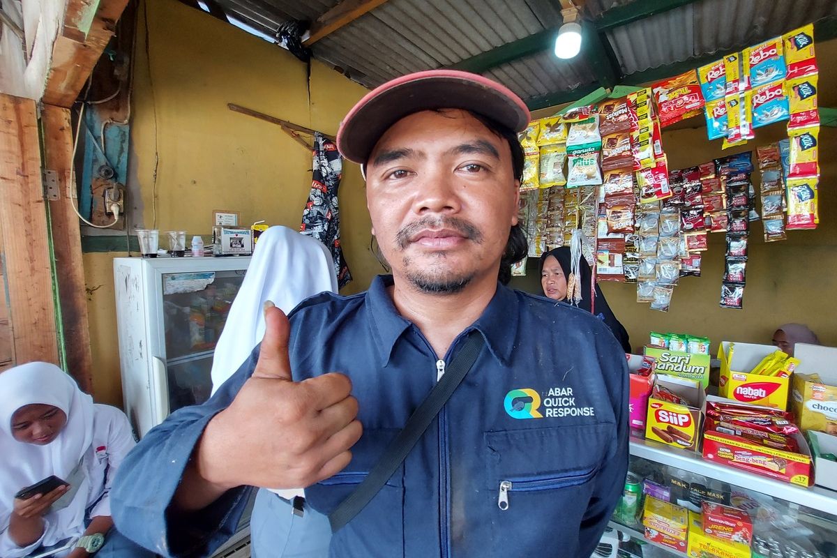 Beni (37) penggali kubur Emmeril Kahn Mumtadz.