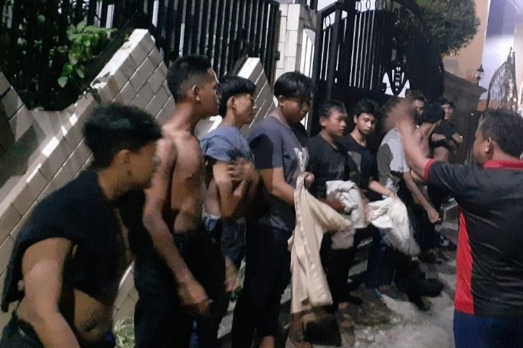 Polisi menangkap 15 remaja yang diduga hendak melakukan tawuran di Jalan Durian Raya RT 006 RW 04, Kelurahan Jagakarsa, Kecamatan Jagakarsa, Jakarta Selatan, Jumat (24/3/2023) malam. 