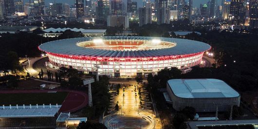 Foto udara dipenghujung senja kompleks Stadion Utama Gelora Bung Karno (GBK), Jakarta, Selasa (26/12/2017), yang masih terus dikebut pengerjaan renovasinya supaya selesai sebelum event Asian Games 2018 dimulai. 