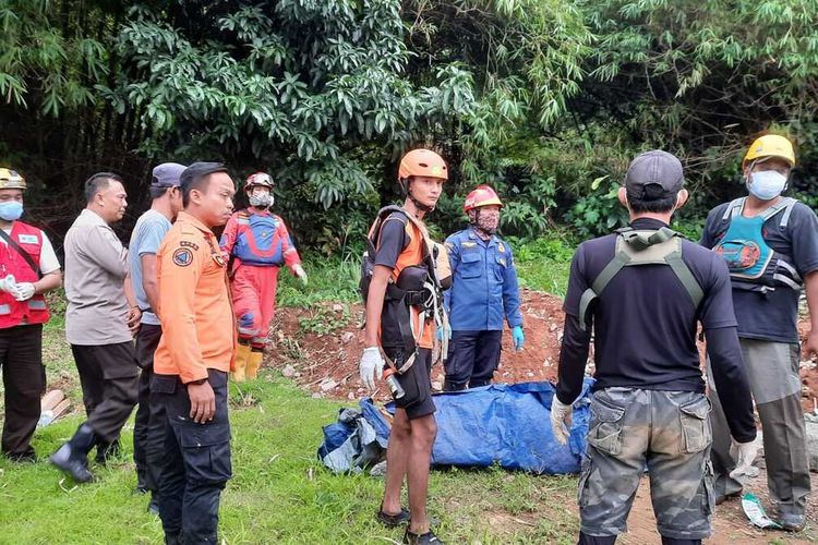 Tim SAR gabungan melakukan evakuasi jasar korban tertimbun longsor di Desa Sentul, Kecamatan Babakan Madang, Kabupaten Bogor, Jawa Barat, Jumat (29/3/2024)