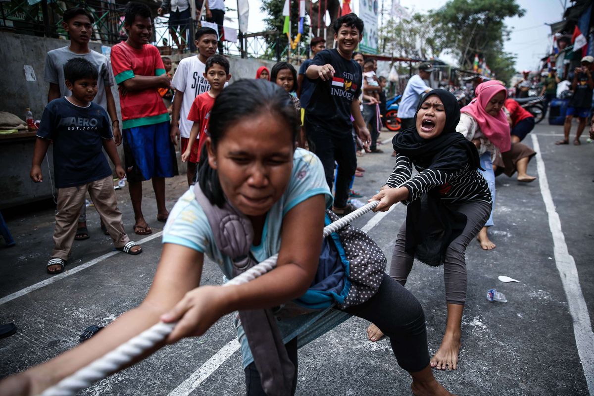 Warga mengikuti lomba tarik tambang untuk memeriahkan HUT ke-74 Kemerdekaan RI di kawasan Petamburan, Tanah Abang, Jakarta, Sabtu (17/8/2019).