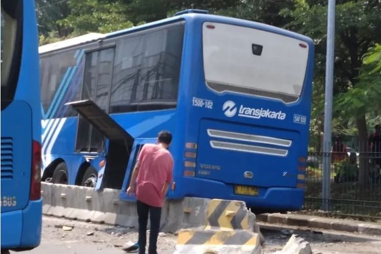 Bus Transjakarta mengalami kecelakaan tunggal di Jalan Jembatan Tiga Raya, tepatnya di Halte Penjaringan, Pluit, Kecamatan Penjaringan, Jakarta Utara, pada Selasa (19/7/2022) sekitar pukul 12.05 WIB.
