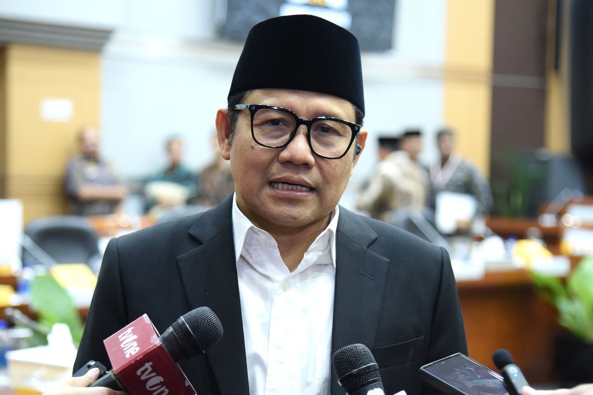 Wakil Ketua DPR RI Abdul Muhaimin Iskandar saat diwawancarai Parlementaria usai memimpin perdana Rapat Koordinasi Tim Pengawas Haji DPR RI di Jakarta, Selasa (28/5/2024)