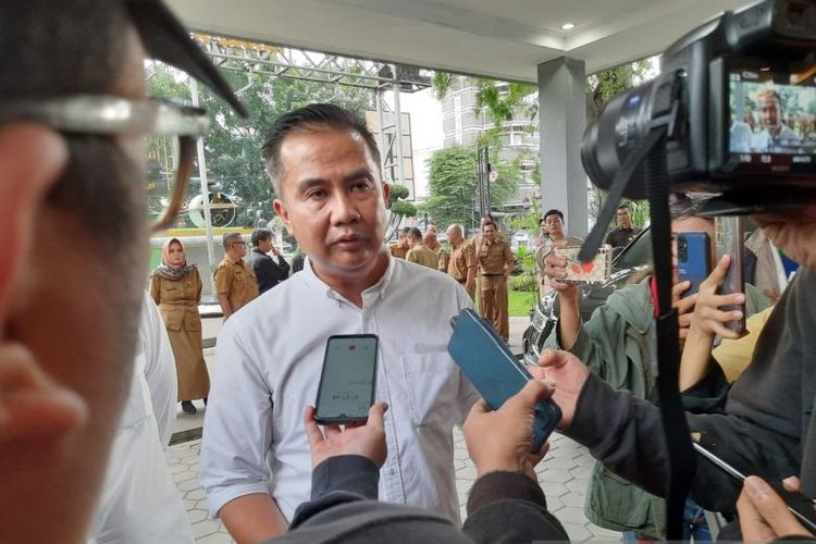 Penjabat Gubernur Jawa Barat Bey Triadi Machmudin memberikan keterangan di Bandung, Senin (19/2/2024). 