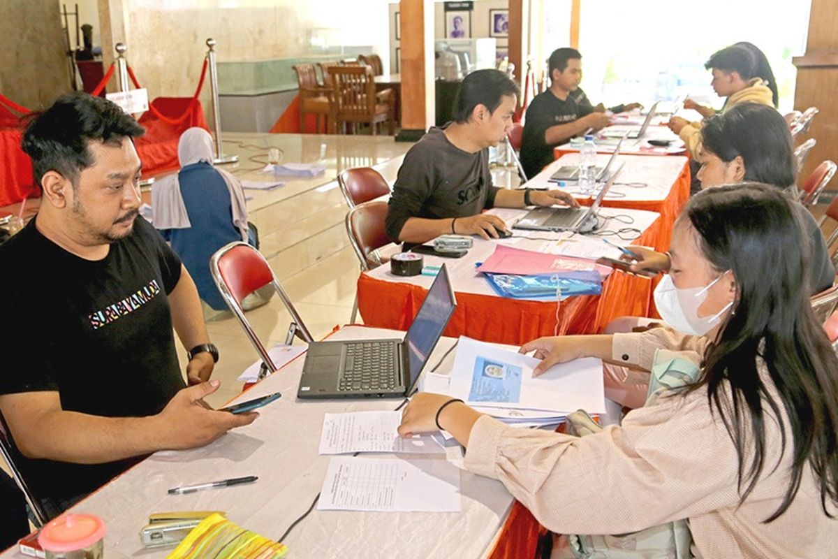 Beberapa siswa sedang mendaftar Program Beasiswa Pemuda Tangguh yang diselenggarakan Pemkot Surabaya belum lama ini. 