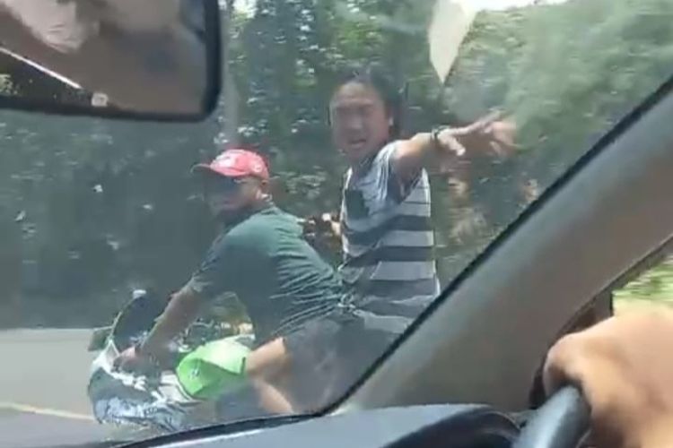 Foto: Tampang terduga pelaku pemalakan yang divideo oleh korban saat melakukan aksinya di Jalan Nasional Pantura Probolinggo berbatasan dengan Situbondo pada Senin (26/2/2024).
